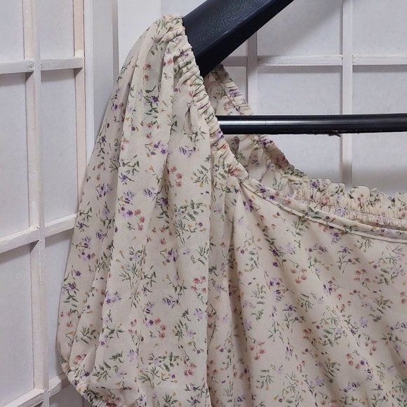 Floral top with Tag - Picture 4 of 7